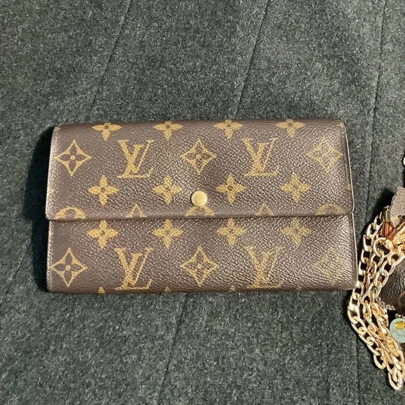 ✅AUTHENTIC LOUIS VUITTON WALLET - Picture 2 of 12